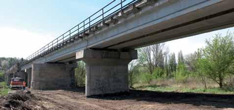 pro dodatečně osazený prefabrikovaný betonový nosník, e) detail stativa železobetonových pilířů Fig.
