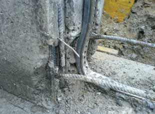 4 Bentonitový bobtnavý pásek osazený ve středu styku základová deska stěna Fig. 4 Bentonite swelling band fitted in the middle of the construction joint between the concrete slab and the wall Obr.