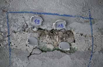 Místo je zbroušeno z důvodu montáže skleněných destiček pro detekci případných trhlin (rozevírání příčné spáry), původní beton spáry šíře cca 50 až 100 mm (světlejší) je