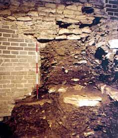 7 Obr. 7. Praha, PraÏsk hrad, prostor pfii severní obvodové zdi románského kostela (tzv. sv. Bartolomûje).