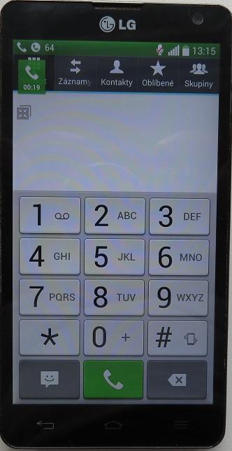 Poté můžete vytočit telefonní číslo pomoci zkrácené volby (telefonní číslo uložené pod jednou číslici klávesnice), nebo