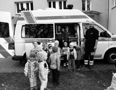 Zatímco se krásní draci vesele proháněli po obloze, hasiči připravili dětem občerstvení ve formě párku s rohlíkem, oplatku a výborného čaje.