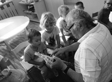 Podzimní ekovycházka proběhla v duchu putování se skřítkem. Děti hledaly přírodniny všemi smysly, učily se je pojmenovat. Vytvářely z kamínků, kůry i větviček domečky pro skřítky.