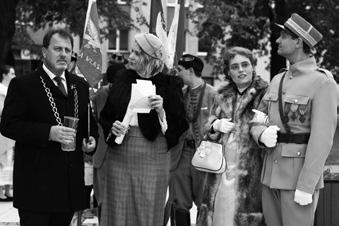 V Hulíně vyhlásili republiku - dokončení ze strany 1 Z náměstí průvod odcházel za zvuku DH Hulíňanů do