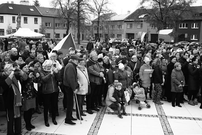 Dokonce se na náměstí objevila i dobová stoletá vlajka, kterou pan Jiří Schaffer objevil na půdě.