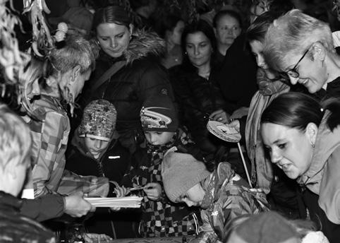 B jsme dostali obrázky, které malovali ještě předtím, než k nám přišli, a ztvárnili, jak podle nich vypadá knihovna a co si představují pod pojmem čtení.