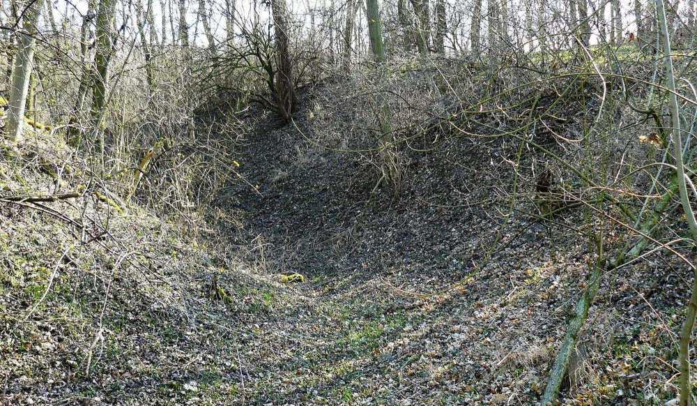 dost dobe pedpokládat, že bhem husitských válek, kdy roku 1424 (a i pozdji) vtrhla do kraje polní vojska, byl pi Žižkov tažení z Loun na Libochovice vyplenn jak kesínský kostel, tak i katolíky držený