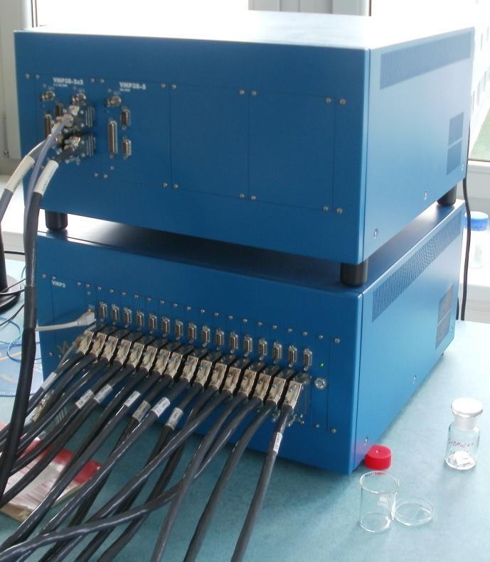 zatěžovacího hodinového proudu na hodnotu 1 µa, což odpovídá v rámci průměrné hmotnosti elektrod Ň. hodinovému nabíjecímu proudu. Během těchto prvních dvou cyklů došlo k formování SEI vrstvy.