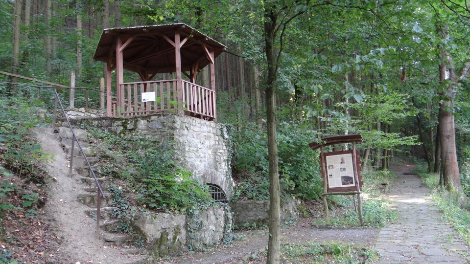 Existuje několik teorií o vzniku a funkci Čertovy brázdy: Přírodní útvar: Geologický zlom severozápadně od Sázavy, kterým protéká potok Čertovy brázdy.