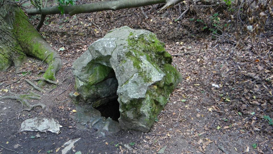 pratoku řeky (Bubeník, 2006). Dle jiných autorů však terénní útvar nenavazuje na hlubší vrstvy hornin, nejedná se tedy o geologický útvar, ale o jev vzniklý lidskou činností či erozí.