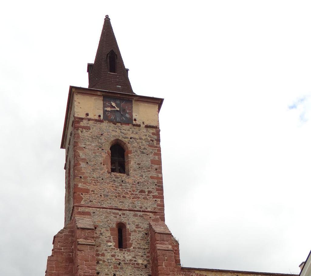 nachází kamenná křtitelnice s otiskem čertova drápu, zde dle pověsti Prokop křtil vodou ze studánky zástupy pohanů obrácených na víru (Dvořák, Holečková, 2008).