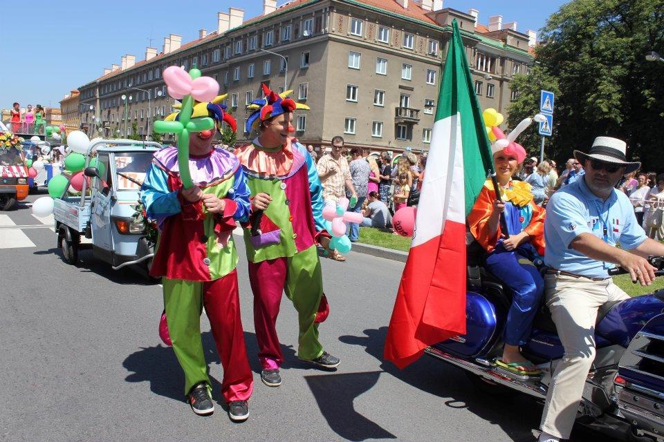 ČERVENEC Květinová zábava s klauny učili jsme se všichni dělat květinky a také