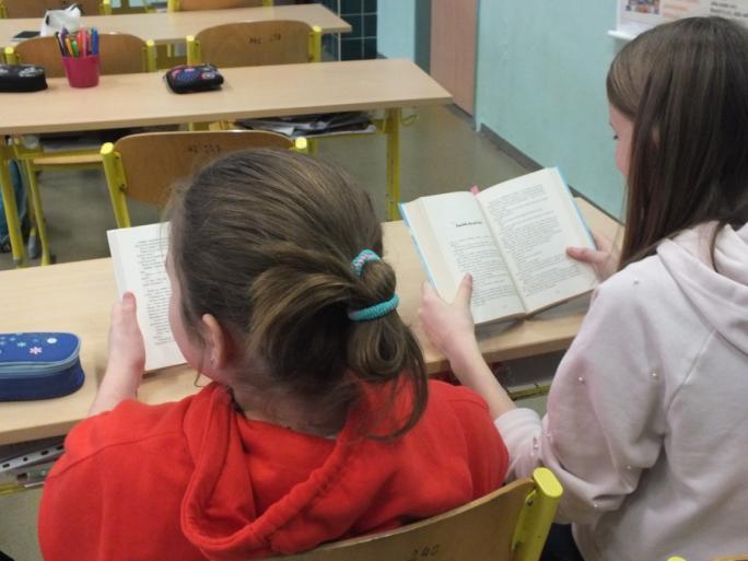 Na naší škole se snažíme děti ke čtení přivést, protože věříme, že dítě, které čte, je úspěšnější ve škole a najde i lepší uplatnění v životě. Proto jsme zařadili do hodin českého jazyk tzv.