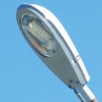 LED by měly být vždy ve speciálním svítidle přímo pro ně určeném (vpravo), jen tak lze zajistit kvalitní osvětlení a nízkou míru světelného znečištění. Do výbojkových svítidel (vlevo) LED nepatří.