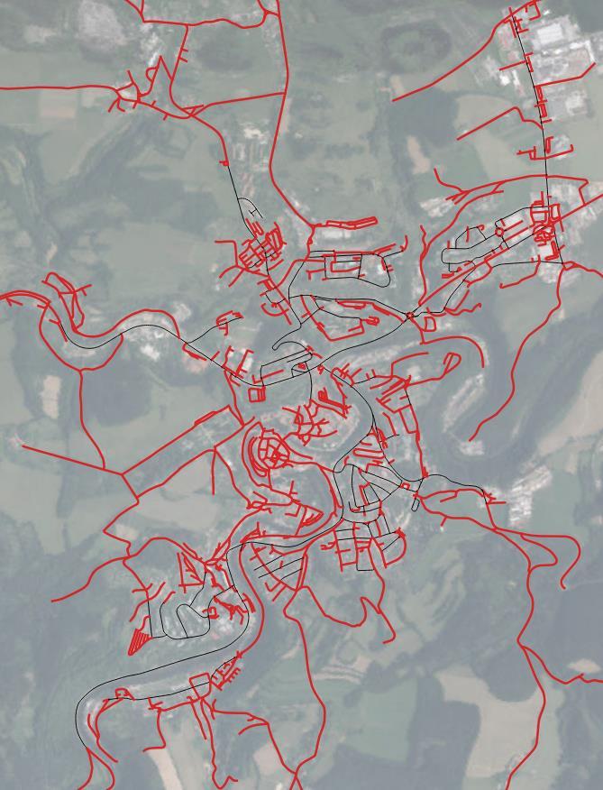 Vzhledem ke zmiňované geomorfologii města není pěší doprava místními obyvateli úplně preferovaná a nedochází k žádným významnějším objemům pěších vztahů mezi městskými částmi.