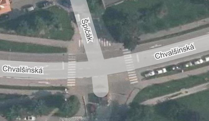 Obrázek 7 Úzké a chybějící chodníky Příliš dlouhé přechody pro chodce na křiž.