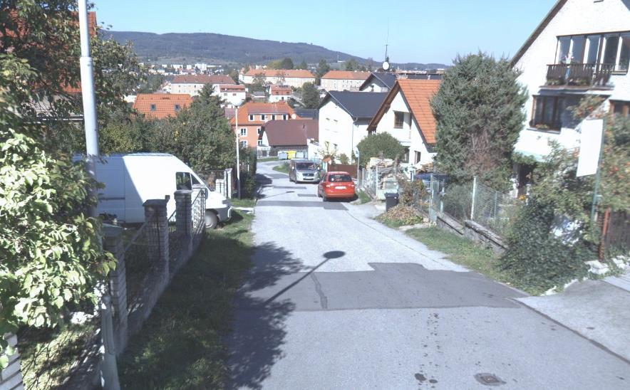 V některých částech města jsou chodníky podél místních komunikací pouze sporadicky.