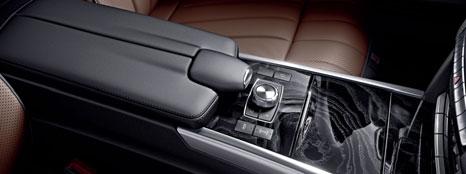 kotouče na předních kolech, jakož i brzdové třmeny s nápisem Mercedes-Benz.