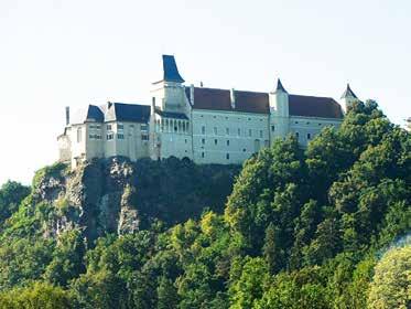 Údolí řeky Kamp nás přivede mimo jiné pod nejznámější rakouský mohutný hrad Rosenburg a do městečka Langenlois s novým vinařským centrem Loisium.