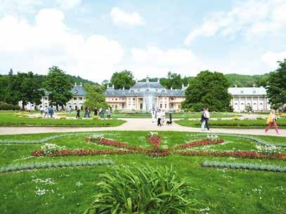 Moritzburg a městečko Míšeň, proslulé výrobou porcelánu. V okolí Drážďan, které bývají nazývány Florencií na Labi, upoutají naší pozornost vinice.