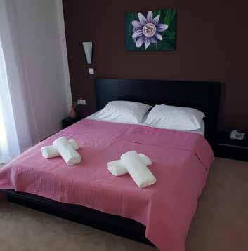 Vybavení: luxusní hotel restaurace, terasa, malý vnitřní bazén otevřený do 1. 5. a od 15. 10., parkování u hotelu na vlastním parkovišti a v zahradě.