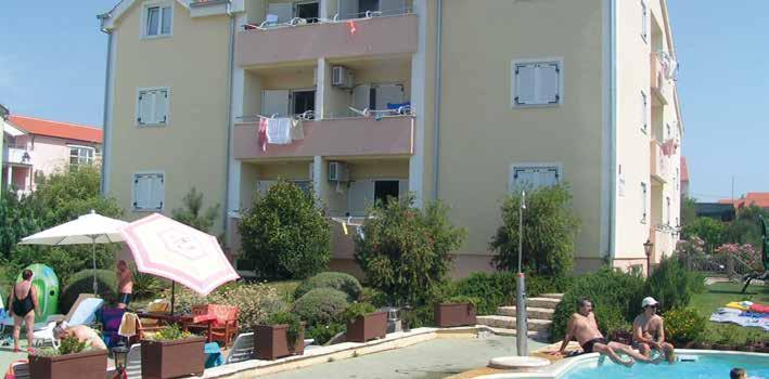 Vodice Chorvatsko Srima se nachází na jedné z nejkrásnějších částí jadranského pobřeží, mezi dvěma centry střední Dalmácie, Vodice na západní straně a Šibenikem na východní straně.