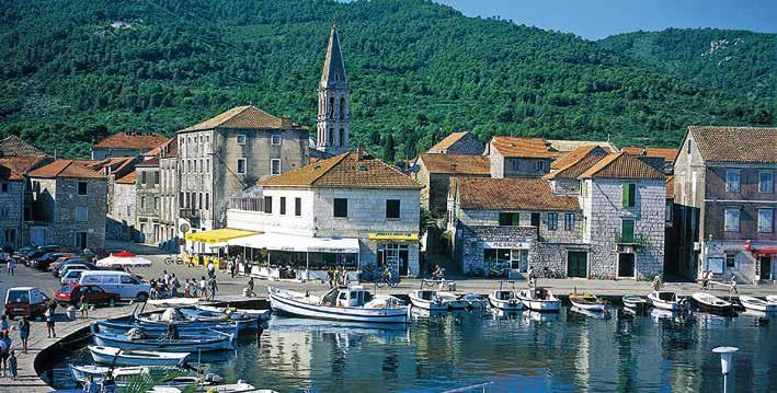 Stari Grad má dobré trajektové spojení jak se Splitem, tak i s Vela Lukou na Korčule, s ostrovem Vis, ostrovem Lastovo a Dubrovníkem.