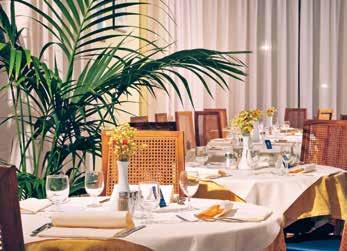Vybavení: restaurace, výtah, vlastní parkoviště (omezený počet parkovacích míst), bazén, Wi-Fi připojení v hale zdarma.