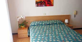 Pokoje: dvoulůžkové s možností dvou přistýlek, se sprchou a WC, balkonem, TV se satelitem, trezorem, telefonem, klimatizace za poplatek ( 40 EUR/pokoj).