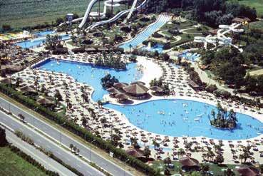 dětmi, ale i mladšími či staršími páry a skupinami, cca 800 m od hotelu se nachází aquapark Aqualandia jeden z největších vodních parků ve střední Evropě.