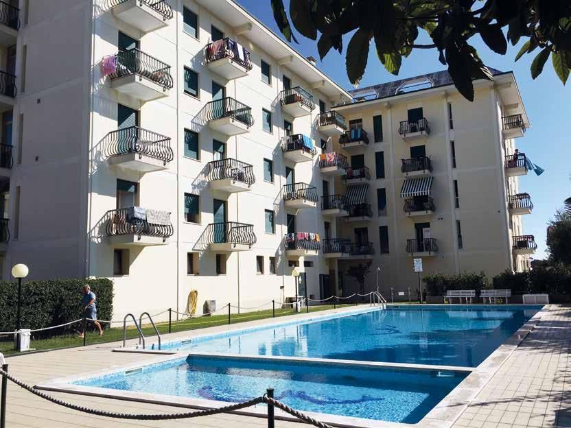 Typy apartmánů: TYP2 pro 2 4 osoby: třílůžková ložnice, kuchyň s obytnou částí a rozkládacím gaučem pro 1 osobu, koupelna s WC, balkon. Poloha: v západní části Lido di Jesola, na Piazza Torino.