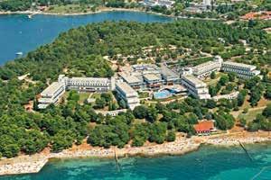 Vybavení hotelu: klimatizovaná restaurace, TV místnost, obchod se suvenýry, venkovní bazén s mořskou vodou, terasa, bar, obchod, kadeřnický salon, směnárna, parkoviště (1 EUR/den - platba na místě).