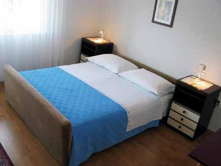 APARTMÁN 1/6: 3 ložnice se 2 lůžky, obývací pokoj s možností přistýlky, kuchyňský kout s lednicí, sprcha a WC. Stravování: vlastní. Pláž: oblázková.