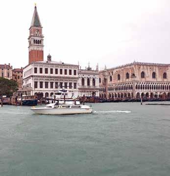 Prohlídka historického centra s průvodcem (náměstí San Marco s byzantskou bazilikou, Dóžecí palác, zvonice, most Ponte Rialto přes kanál Grande a mnoho dalších).