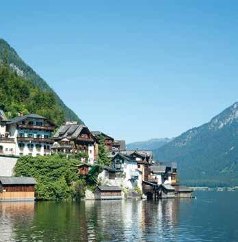 v časných ranních hodinách. Dopoledne zastávka v městečku Mondsee. Procházka nebo projížďka vláčkem do centra města. Prohlídka baziliky sv. Michaela a přístaviště u jezera Mondsee.