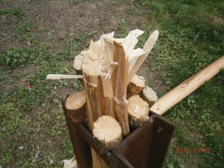 Použitým stromem jsou nejèastìji jehliènany jako smrk, ale lze se setkat také s májkou z bøízy. Horní èást se zdobí stužkami z látek nebo krepového papíru a zavìšuje se na ni zdobený vìnec.