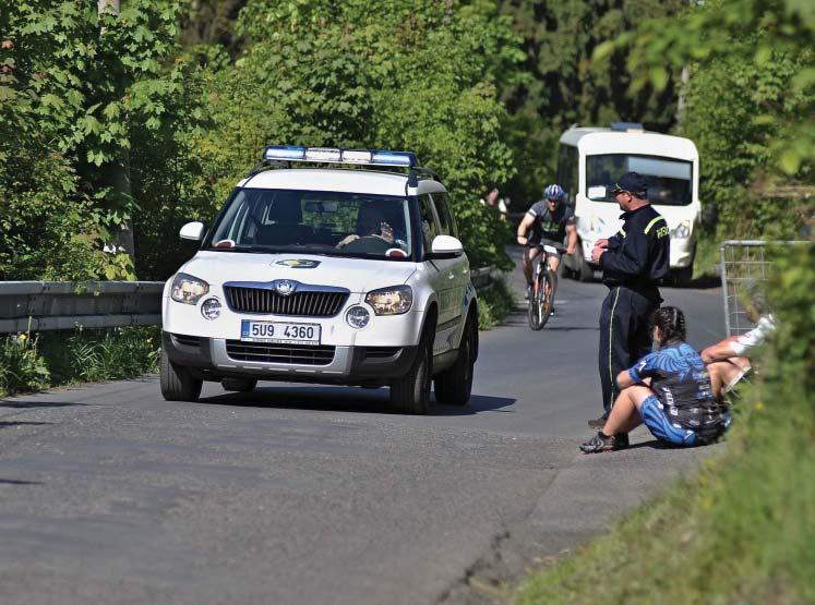 Závodníci byli zvláštì v posledních metrech povzbuzováni fanynkami závodu, které