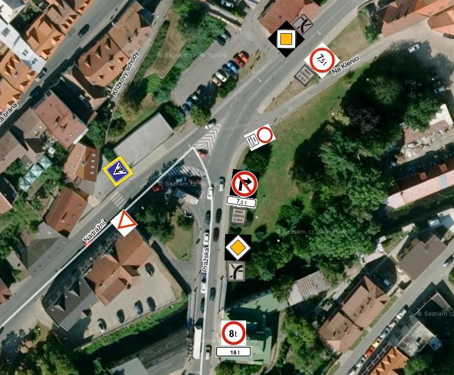 Obrázek 4 Dopravní značení na křižovatce Zdroj: 2 upraveno autorem 1.