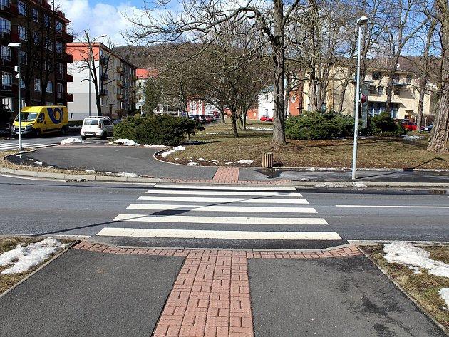funkci, ale zároveň také zvýrazňuje středový ostrůvek, který by mohl být při použití betonu nebo dlažby jednoduše přehlédnut. A hlavně jsou zde rozdílné následky při případné dopravní nehodě.