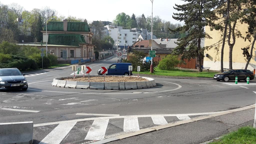 Hodnocení okružní křižovatky vychází na všech ramenech písmeno A, tedy doba zdržení nejvýše 10 s. 4.2.