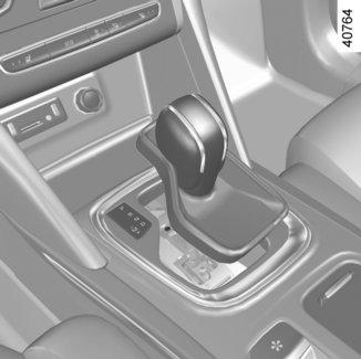 AUTOMATICKÁ PŘEVODOVKA (3/3) Zaparkování vozidla Jakmile se vozidlo zastaví, držte nohu na brzdovém pedálu a přesuňte páku do polohy P: převodovka je na neutrálu a poháněná kola jsou mechanicky
