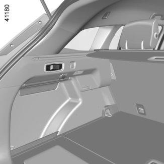 ZADNÍ LAVICE (2/2) Způsob použití stojící vozidlo; otevřené dveře zavazadlového prostoru; zadní pásy zajištěny.