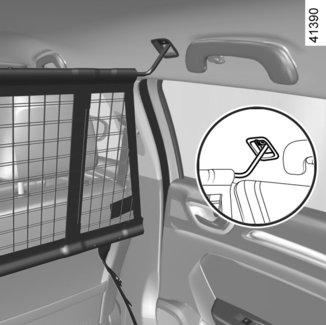 Instalace dělicí síťky za přední sedadla Na obou stranách uvnitř vozidla: zvedněte kryt 1, abyste získali přístup k uchycovacím bodům, které slouží