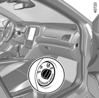 BEZPEČNOST DĚTÍ: deaktivace, aktivace airbagu předního spolujezdce (3/3) 2 Provozní závady V případě poruchy systému aktivace/deaktivace airbagů předního spolujezdce je instalace dětské sedačky zády