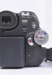 Letošní řada kamer Panasonic také používá nový ovládací prvek pětisměrový joystick uprostřed otočného voliče režimů. Samotný volič by mohl mít tužší aretaci proti jeho nechtěnému pootočení.