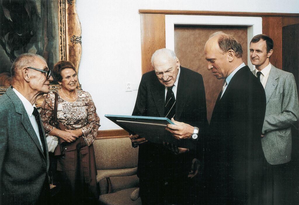 Největší událostí roku 2003 (nejen na klinice) bylo odvolání ředitele nemocnice MUDr. Martina Holcáta. Jeho nástupcem se stal MUDr. Pavel Horák, CSc. původně pracovník naší kliniky.
