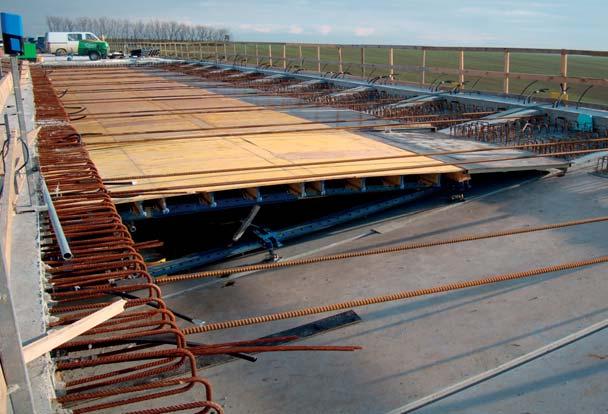 10 11 KONSTRUKČNÍ ŘEŠENÍ Most šířky 25,66 m je navržen jako spojitý nosník o sedmnácti polích proměnné výšky s rozpětími 33 + 42 + 45 + 48 + 9 69 + 48 + 45 + 42 + 33 m (obr. 4 a 5).