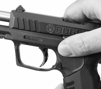 Pistole RUGER SR22 TM PISTOL je dodávána se dvěma výměnnými návleky rukojeti.