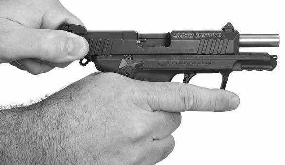 6. Uchopte pistoli pevně střeleckou rukou, ale nesahejte na spoušť. Stále miřte pistolí bezpečným směrem a mějte pojistku v poloze "zajištěno".