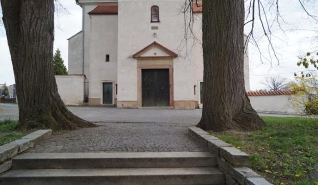 Obrázek : Místo, kde stávala tvrz Obrázek 2: přístupová cesta k tvrzi Tabulka : Hodnocení přístupnosti tvrze Jedovnice Parkování Cesta k objektu Pohyb po objektu